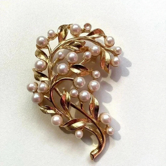 MONET Vintage Gold Tone Faux Pearl Cluster Pin Signed MONET - Picture 3 of 5